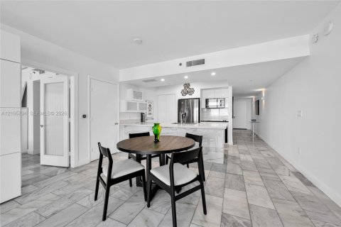 Condo in Hallandale Beach, Florida, 2 bedrooms № 2414113 - photo 9