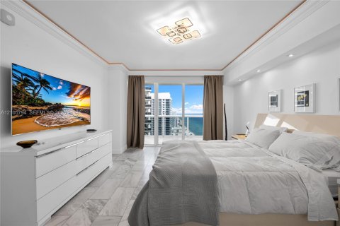 Condo in Hallandale Beach, Florida, 2 bedrooms № 2414113 - photo 18
