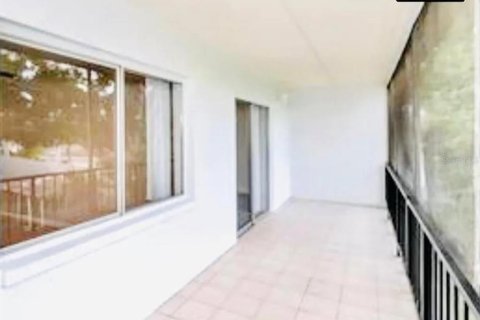 Condo in Saint Petersburg, Florida, 2 bedrooms № 2378317 - photo 13