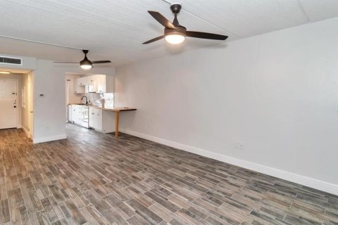 Condo in Saint Petersburg, Florida, 2 bedrooms № 2378317 - photo 11
