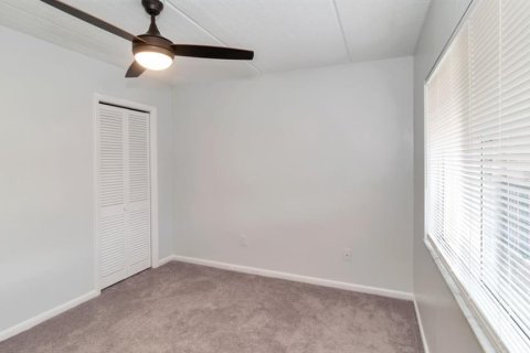 Condo in Saint Petersburg, Florida, 2 bedrooms № 2378317 - photo 10