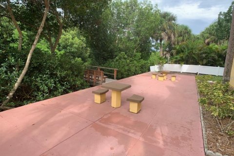 Condo in Saint Petersburg, Florida, 2 bedrooms № 2378317 - photo 16