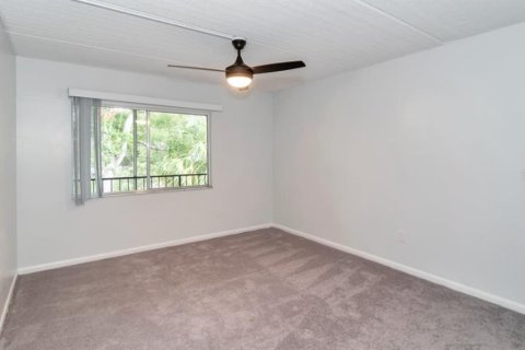 Condo in Saint Petersburg, Florida, 2 bedrooms № 2378317 - photo 12