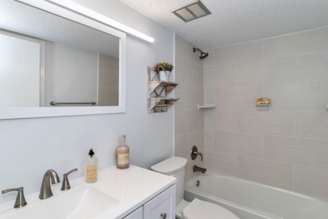 Condo in Saint Petersburg, Florida, 2 bedrooms № 2378317 - photo 9