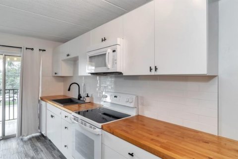 Condo in Saint Petersburg, Florida, 2 bedrooms № 2378317 - photo 4
