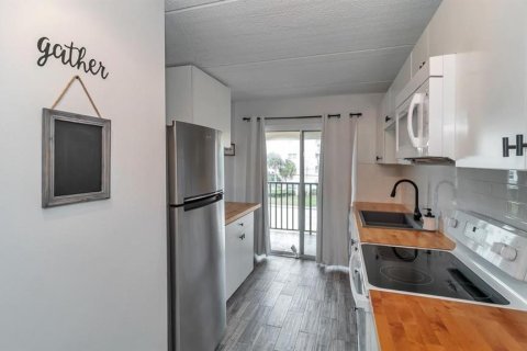 Condo in Saint Petersburg, Florida, 2 bedrooms № 2378317 - photo 6