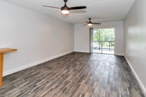 Condo in Saint Petersburg, Florida, 2 bedrooms № 2378317 - photo 8