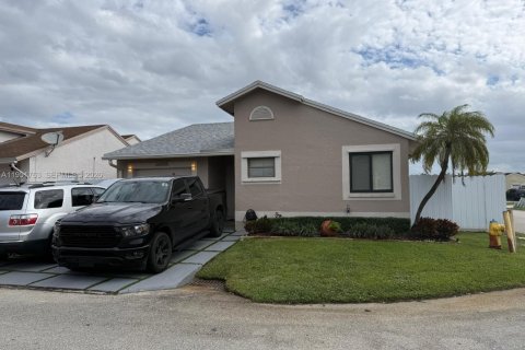 Снять в аренду виллу или дом в Пемброк-Пайнс, Флорида 2 спальни, 104.98м2, № 2006274 - фото 1