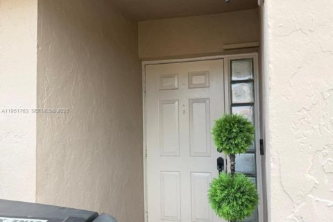 Снять в аренду виллу или дом в Пемброк-Пайнс, Флорида 2 спальни, 104.98м2, № 2006274 - фото 3