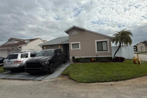 Снять в аренду виллу или дом в Пемброк-Пайнс, Флорида 2 спальни, 104.98м2, № 2006274 - фото 2