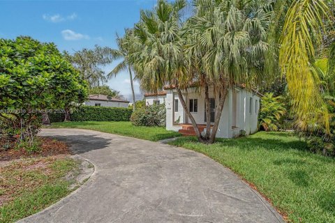 House in Coral Gables, Florida 3 bedrooms, 88.44 sq.m. № 2259914 - photo 7