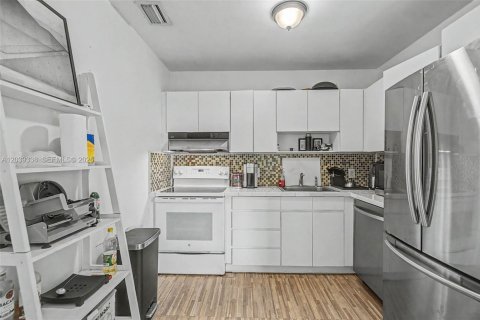 House in Coral Gables, Florida 3 bedrooms, 88.44 sq.m. № 2259914 - photo 19