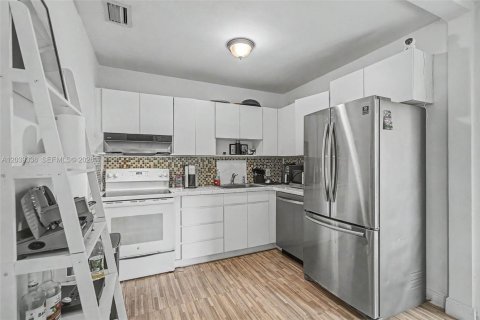 House in Coral Gables, Florida 3 bedrooms, 88.44 sq.m. № 2259914 - photo 20