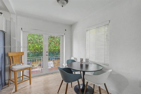 House in Coral Gables, Florida 3 bedrooms, 88.44 sq.m. № 2259914 - photo 17