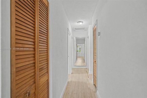 House in Coral Gables, Florida 3 bedrooms, 88.44 sq.m. № 2259914 - photo 21