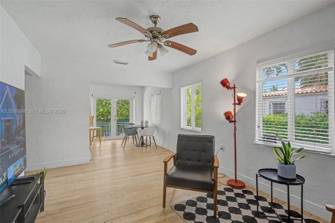 House in Coral Gables, Florida 3 bedrooms, 88.44 sq.m. № 2259914 - photo 14