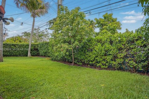 House in Coral Gables, Florida 3 bedrooms, 88.44 sq.m. № 2259914 - photo 25