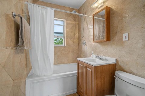 House in Coral Gables, Florida 3 bedrooms, 88.44 sq.m. № 2259914 - photo 22