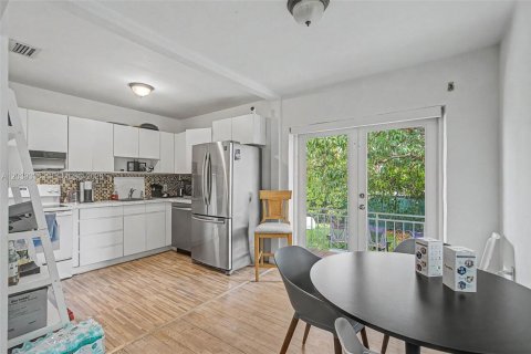 House in Coral Gables, Florida 3 bedrooms, 88.44 sq.m. № 2259914 - photo 18