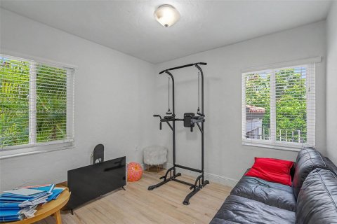 House in Coral Gables, Florida 3 bedrooms, 88.44 sq.m. № 2259914 - photo 11