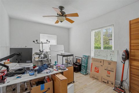 House in Coral Gables, Florida 3 bedrooms, 88.44 sq.m. № 2259914 - photo 13