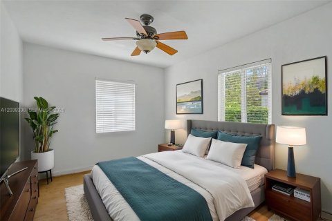 House in Coral Gables, Florida 3 bedrooms, 88.44 sq.m. № 2259914 - photo 12