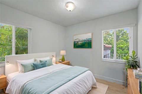 House in Coral Gables, Florida 3 bedrooms, 88.44 sq.m. № 2259914 - photo 10