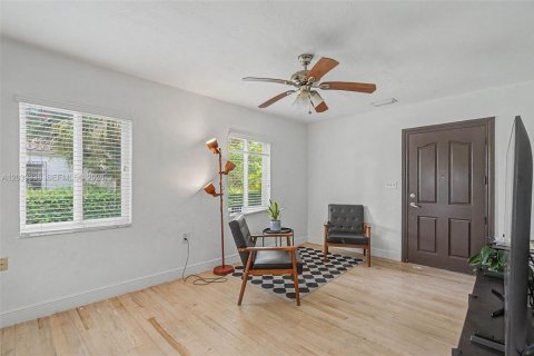 House in Coral Gables, Florida 3 bedrooms, 88.44 sq.m. № 2259914 - photo 16