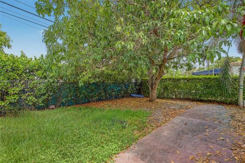 House in Coral Gables, Florida 3 bedrooms, 88.44 sq.m. № 2259914 - photo 27