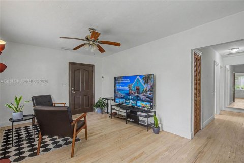 House in Coral Gables, Florida 3 bedrooms, 88.44 sq.m. № 2259914 - photo 15