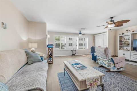 Condo in Saint Petersburg, Florida, 1 bedroom  № 2215853 - photo 18
