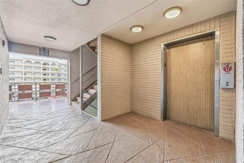 Condo in Saint Petersburg, Florida, 1 bedroom  № 2215853 - photo 26