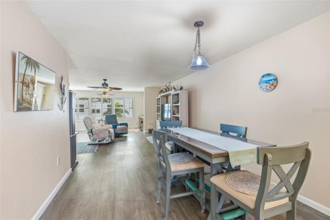 Condo in Saint Petersburg, Florida, 1 bedroom  № 2215853 - photo 11