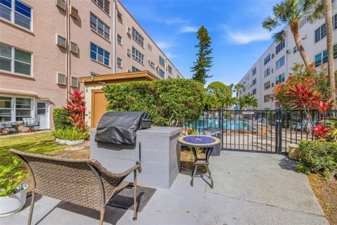 Condo in Saint Petersburg, Florida, 1 bedroom  № 2215853 - photo 29