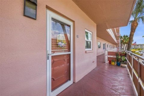 Condo in Saint Petersburg, Florida, 1 bedroom  № 2215853 - photo 2
