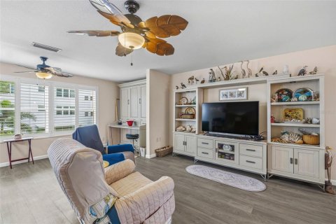 Condo in Saint Petersburg, Florida, 1 bedroom  № 2215853 - photo 13