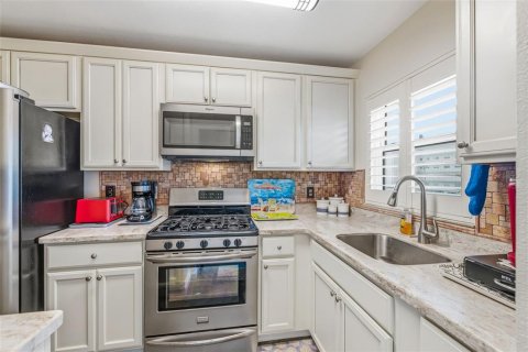 Condo in Saint Petersburg, Florida, 1 bedroom  № 2215853 - photo 5