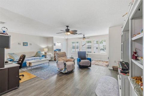 Condo in Saint Petersburg, Florida, 1 bedroom  № 2215853 - photo 12