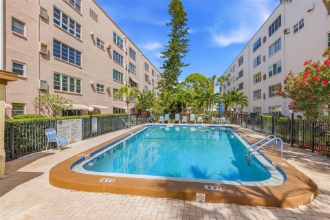 Condo in Saint Petersburg, Florida, 1 bedroom  № 2215853 - photo 28