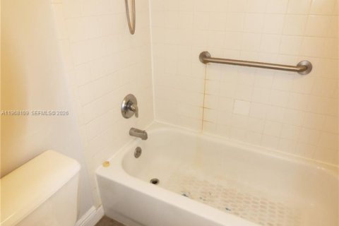 Condominio en alquiler en Fort Lauderdale, Florida, 1 dormitorio, 83.61 m2 № 2029376 - foto 16