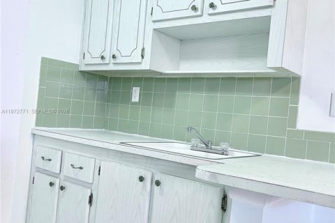 Купить кондоминиум в Холливуд, Флорида 2 спальни, 60.39м2, № 2087809 - фото 3