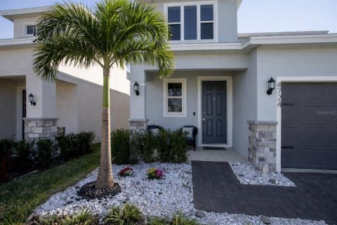House in Clermont, Florida 4 bedrooms, 207.73 sq.m. № 2285660 - photo 2