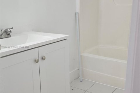 Снять в аренду кондоминиум в Майами, Флорида 3 спальни, 92.9м2, № 1956337 - фото 9