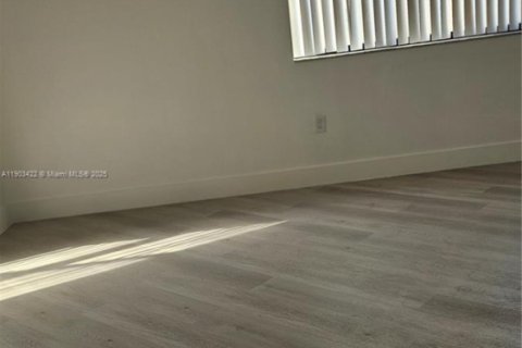 Снять в аренду кондоминиум в Майами, Флорида 3 спальни, 92.9м2, № 1956337 - фото 4