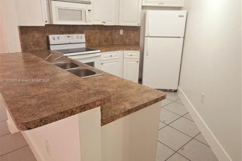 Снять в аренду кондоминиум в Майами, Флорида 3 спальни, 92.9м2, № 1956337 - фото 3