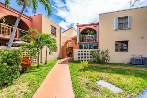 Снять в аренду кондоминиум в Майами, Флорида 3 спальни, 92.9м2, № 1956337 - фото 1