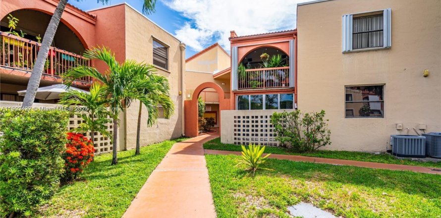 Кондоминиум с 3 спальнями в Майами, Флорида № 1956337