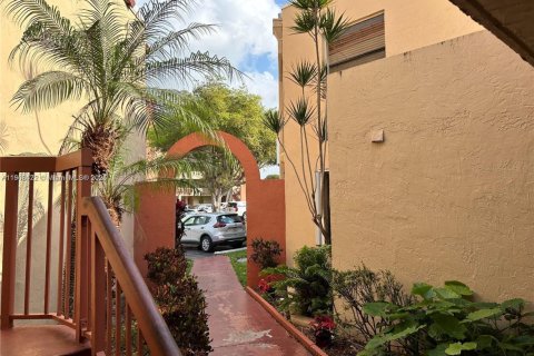 Снять в аренду кондоминиум в Майами, Флорида 3 спальни, 92.9м2, № 1956337 - фото 2