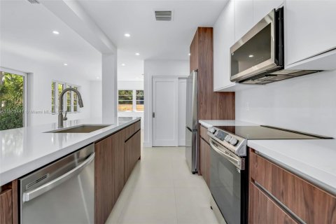 Casa en alquiler en Miami, Florida, 2 dormitorios, 91.97 m2 № 1963534 - foto 11