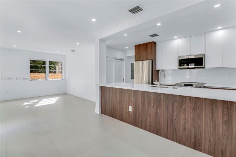 Casa en alquiler en Miami, Florida, 2 dormitorios, 91.97 m2 № 1963534 - foto 8